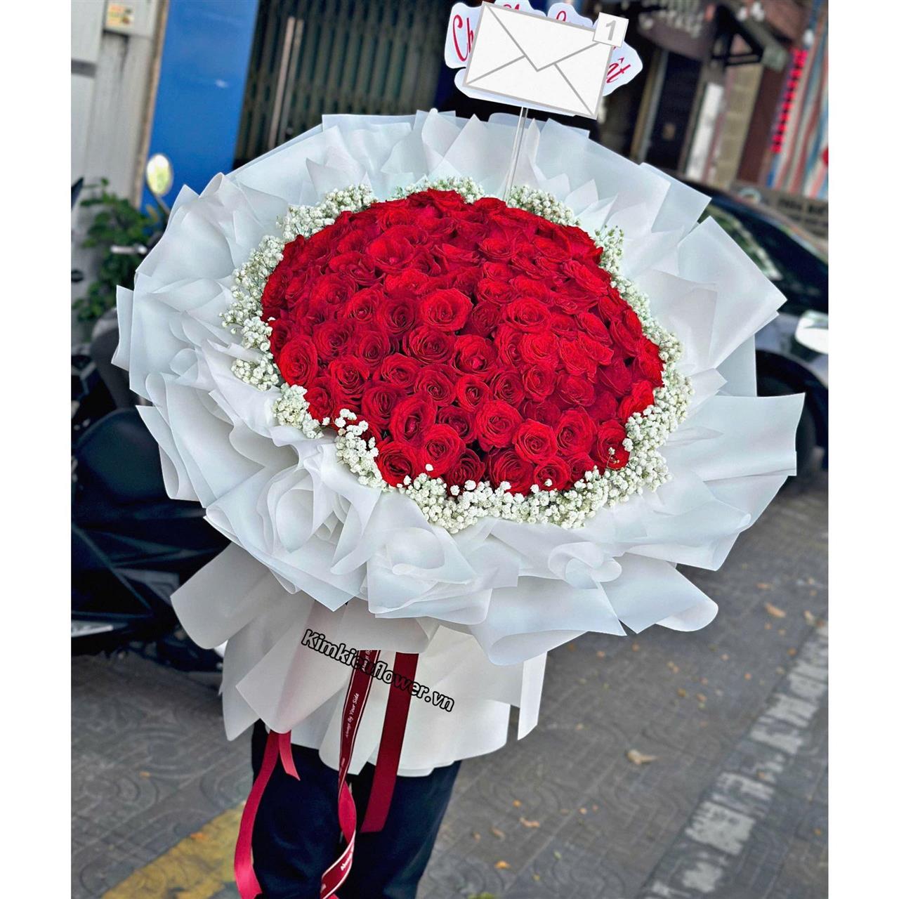 bó hoa hồng đỏ tròn điểm baby kiểu bó truyền thống